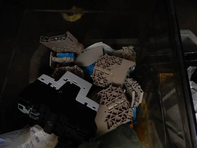 Kist met diverse elektra - afbeelding 2 van  11