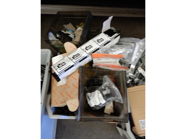 Kist met diverse elektra - afbeelding 1 van  11