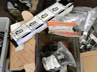 Kist met diverse elektra