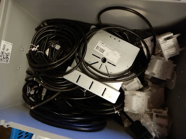 Kist met diverse elektra - afbeelding 1 van  7