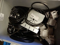 Kist met diverse elektra