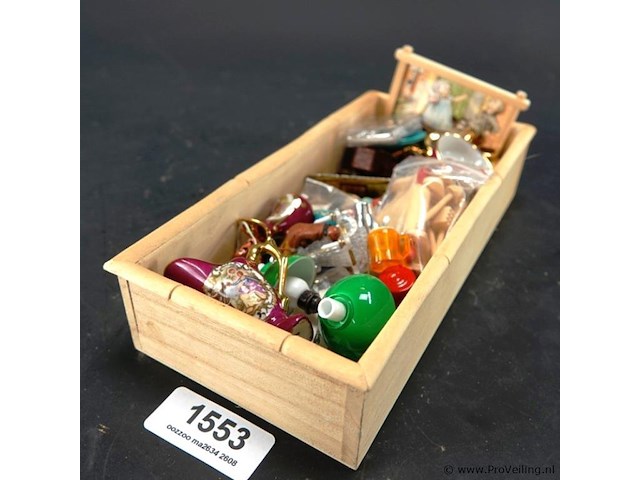 Kist met diverse miniatuur - afbeelding 1 van  5