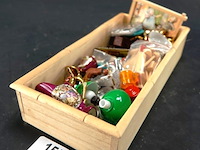 Kist met diverse miniatuur - afbeelding 1 van  5
