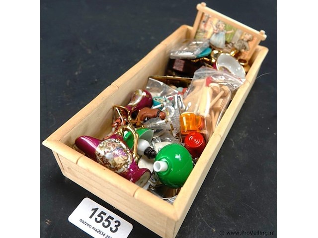 Kist met diverse miniatuur - afbeelding 2 van  5