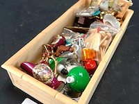 Kist met diverse miniatuur - afbeelding 2 van  5