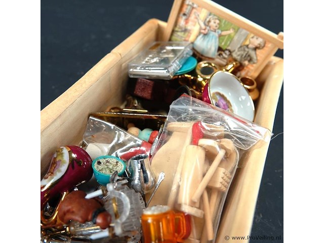 Kist met diverse miniatuur - afbeelding 3 van  5
