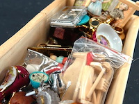 Kist met diverse miniatuur - afbeelding 3 van  5