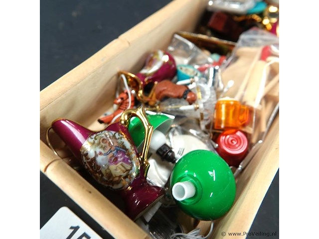 Kist met diverse miniatuur - afbeelding 4 van  5