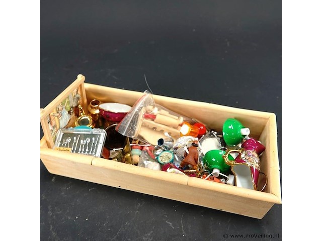 Kist met diverse miniatuur - afbeelding 5 van  5