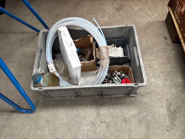Kist met diverse pneumatische slangen, koppelingen en reduceerventielen - afbeelding 1 van  2