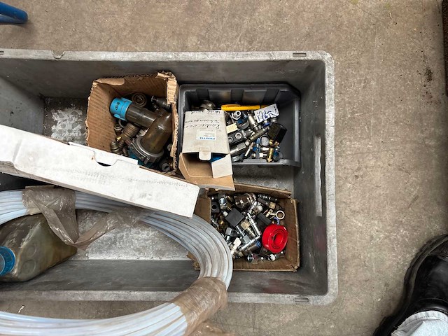 Kist met diverse pneumatische slangen, koppelingen en reduceerventielen - afbeelding 2 van  2