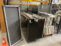 Kist met diverse steigerbuis - afbeelding 2 van  6