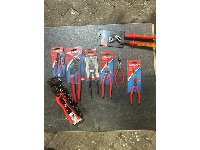 Kist met diverse tangen, o.a. crescent - afbeelding 1 van  2