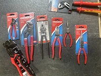 Kist met diverse tangen, o.a. crescent