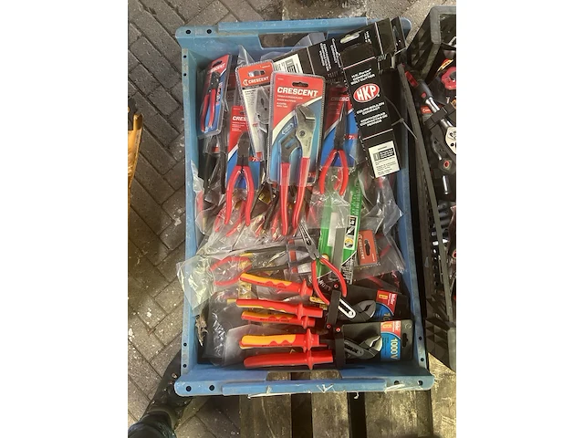 Kist met diverse tangen, o.a. crescent - afbeelding 2 van  2