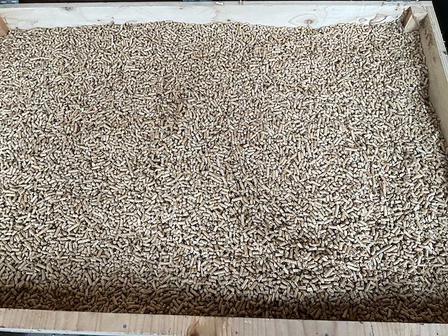 Kist met houtpellets (2x) - afbeelding 1 van  1