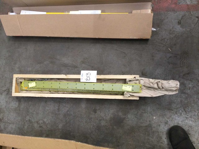 Kist met montagemateriaal - afbeelding 1 van  2