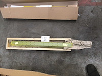 Kist met montagemateriaal - afbeelding 1 van  2