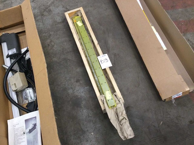 Kist met montagemateriaal - afbeelding 2 van  2