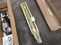 Kist met montagemateriaal - afbeelding 2 van  2