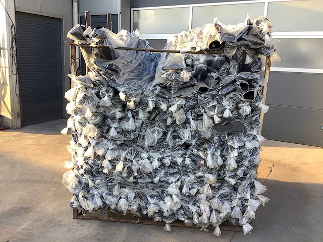 Kist met rubber auto matten - afbeelding 2 van  4