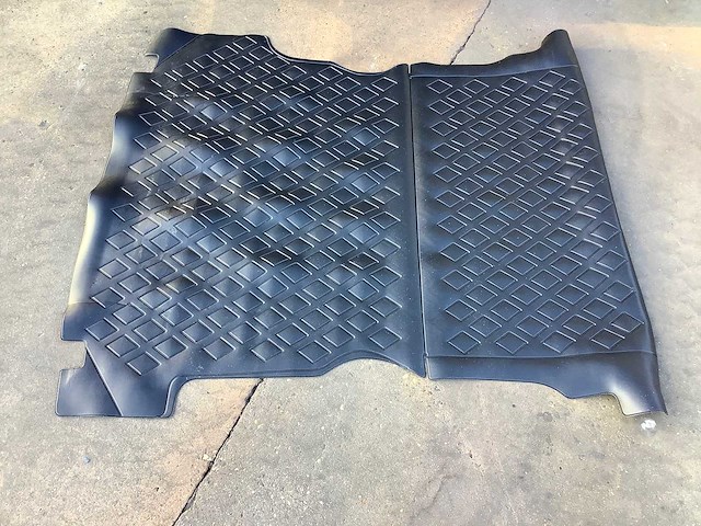 Kist met rubbere auto matten - afbeelding 1 van  4