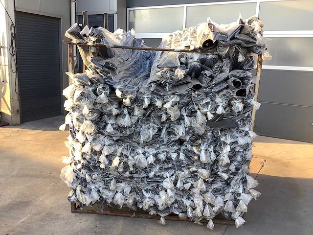 Kist met rubbere auto matten - afbeelding 2 van  4