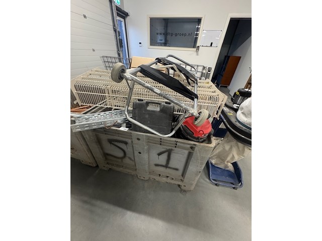 Kist metaal schroot - afbeelding 1 van  2