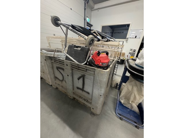 Kist metaal schroot - afbeelding 2 van  2