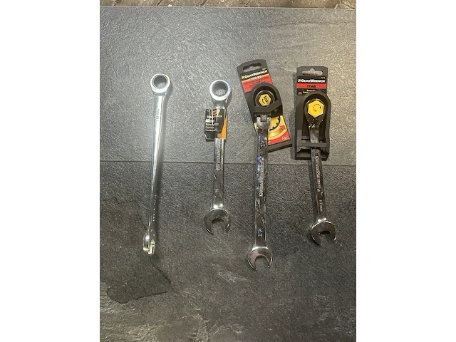 Kist vol met ring ratel sleutels 17/18/19, o.a. gearwrench - afbeelding 1 van  2