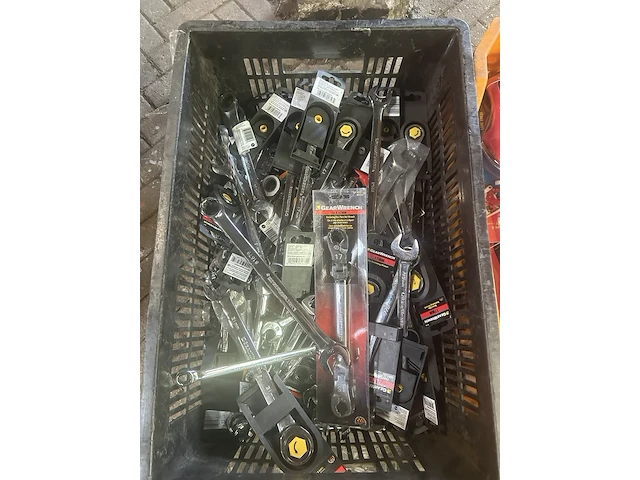 Kist vol met ring ratel sleutels 17/18/19, o.a. gearwrench - afbeelding 2 van  2