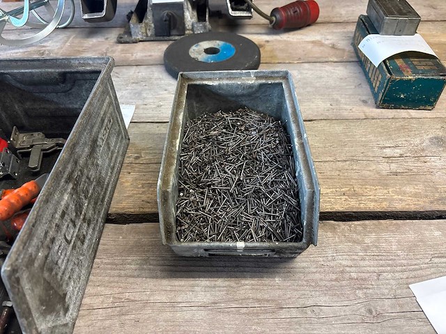 Kistje met kleine spijkers - afbeelding 1 van  1