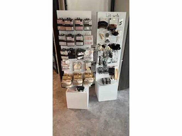 Kitsch gevuld draaiende display (2x) - afbeelding 1 van  6