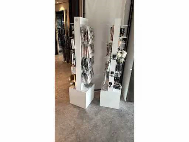 Kitsch gevuld draaiende display (2x) - afbeelding 2 van  6