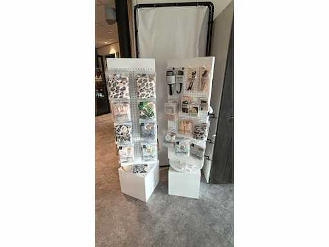 Kitsch gevuld draaiende display (2x) - afbeelding 3 van  6