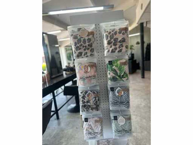 Kitsch gevuld draaiende display (2x) - afbeelding 4 van  6