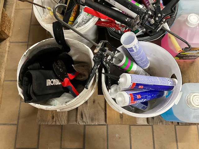 Kitspuiten en divers handgereedschap - afbeelding 2 van  7