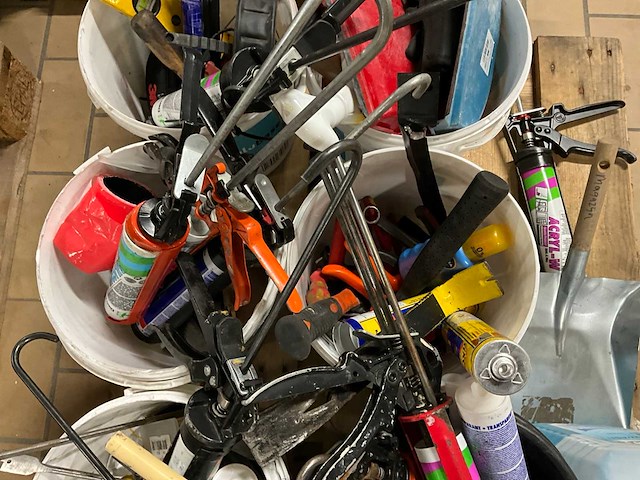 Kitspuiten en divers handgereedschap - afbeelding 4 van  7