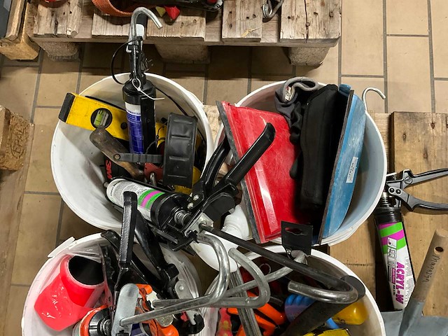 Kitspuiten en divers handgereedschap - afbeelding 5 van  7