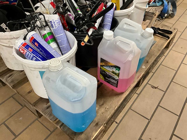 Kitspuiten en divers handgereedschap - afbeelding 7 van  7