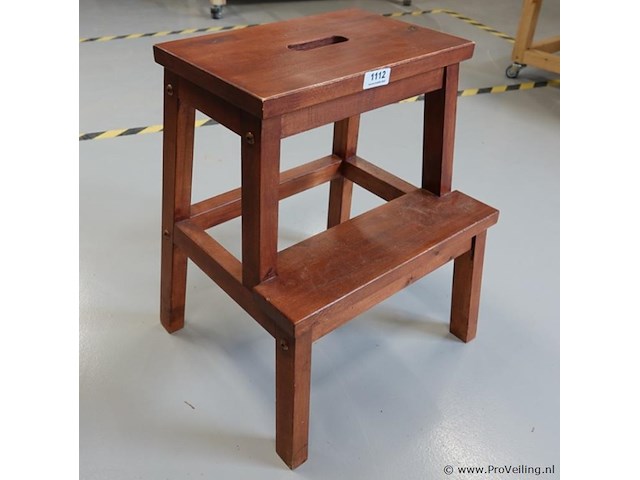 Klassiek massief houten keukentrapje - afbeelding 1 van  5