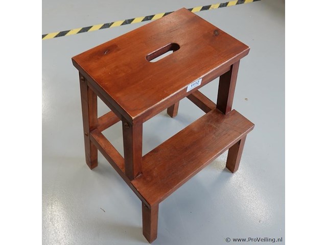 Klassiek massief houten keukentrapje - afbeelding 2 van  5