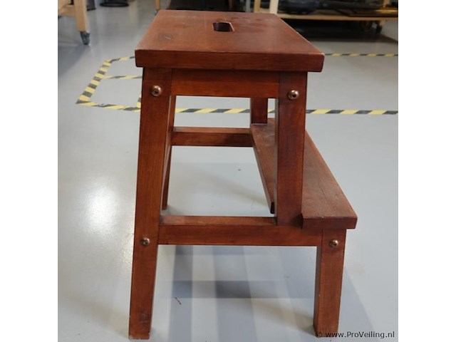 Klassiek massief houten keukentrapje - afbeelding 3 van  5
