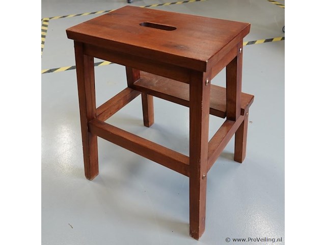 Klassiek massief houten keukentrapje - afbeelding 4 van  5