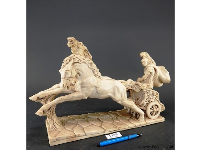 Klassiek sculptuur van een romeinse strijdwagen met twee paarden en een krijger - afbeelding 1 van  5