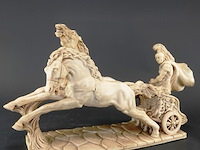 Klassiek sculptuur van een romeinse strijdwagen met twee paarden en een krijger - afbeelding 1 van  5