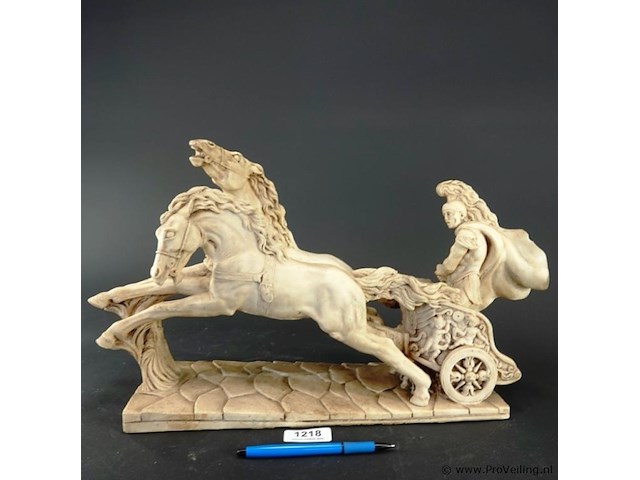 Klassiek sculptuur van een romeinse strijdwagen met twee paarden en een krijger - afbeelding 2 van  5