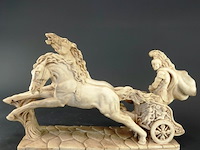 Klassiek sculptuur van een romeinse strijdwagen met twee paarden en een krijger - afbeelding 2 van  5