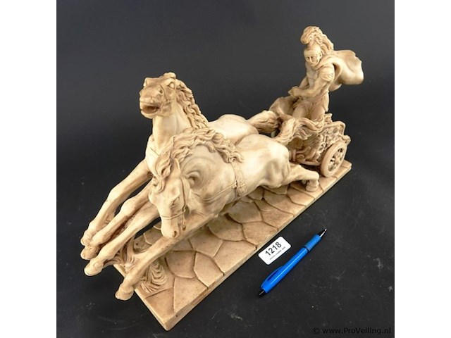 Klassiek sculptuur van een romeinse strijdwagen met twee paarden en een krijger - afbeelding 3 van  5