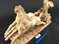 Klassiek sculptuur van een romeinse strijdwagen met twee paarden en een krijger - afbeelding 3 van  5